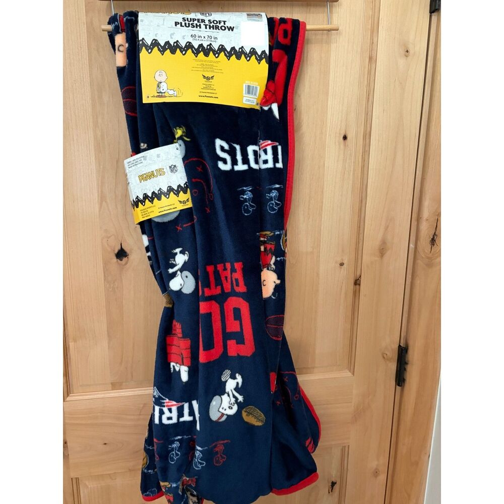 Peanuts NFL New England Patriots Super Soft Plush Throw Blanket 60x70 NWT